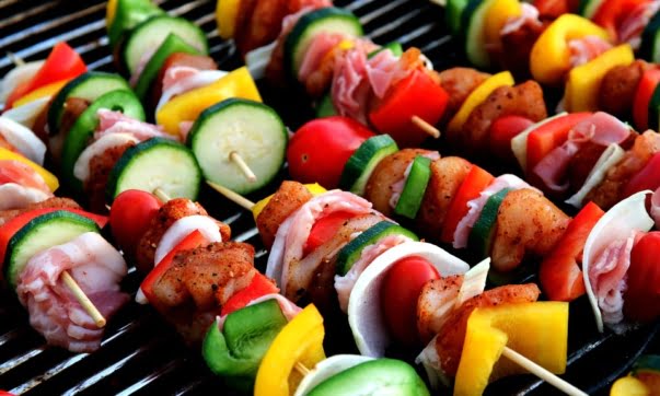 Jak przygotować grilla dla przyjaciół i rodziny? Potrzebne sprzęty i produkty